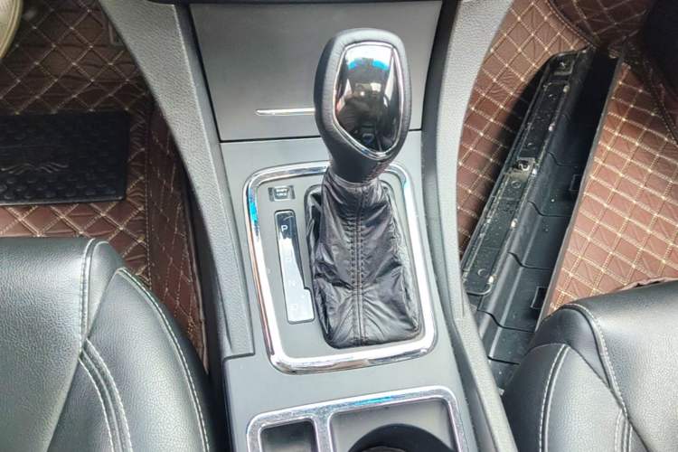 Used Geely Auto Emgrand 2017 Sedan Million Edition 1.5L CVT Upward Version Gear Lever