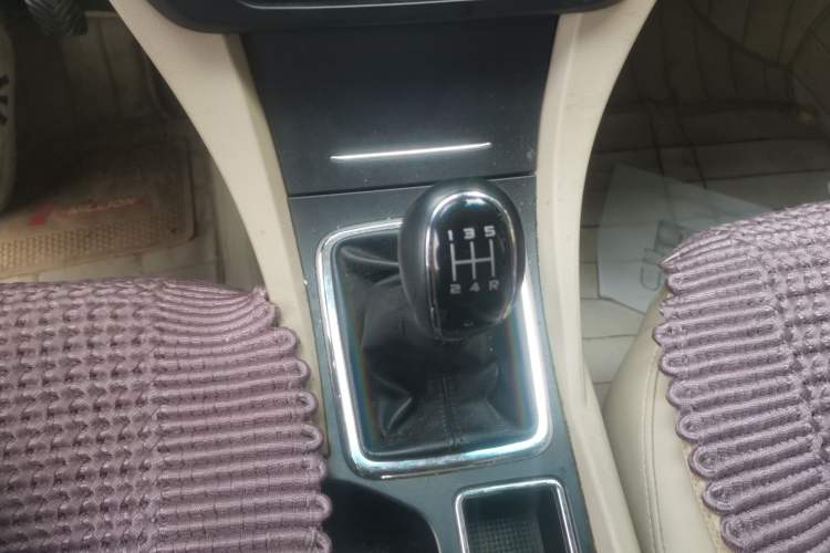 Used Geely Auto Emgrand 2017 Sedan Million Edition 1.5L Manual Luxury Model Gear Lever