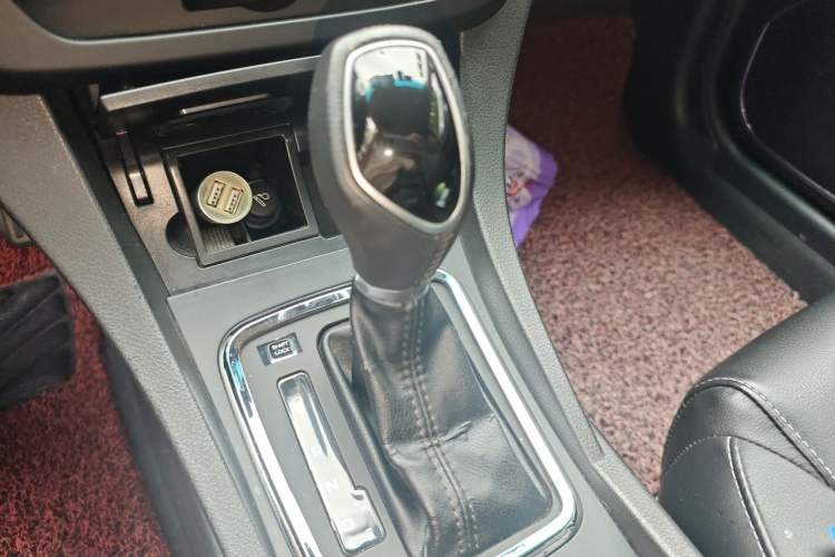 Used Geely Auto Emgrand 2017 Sedan Million Edition 1.5L CVT Upward Version Gear Lever