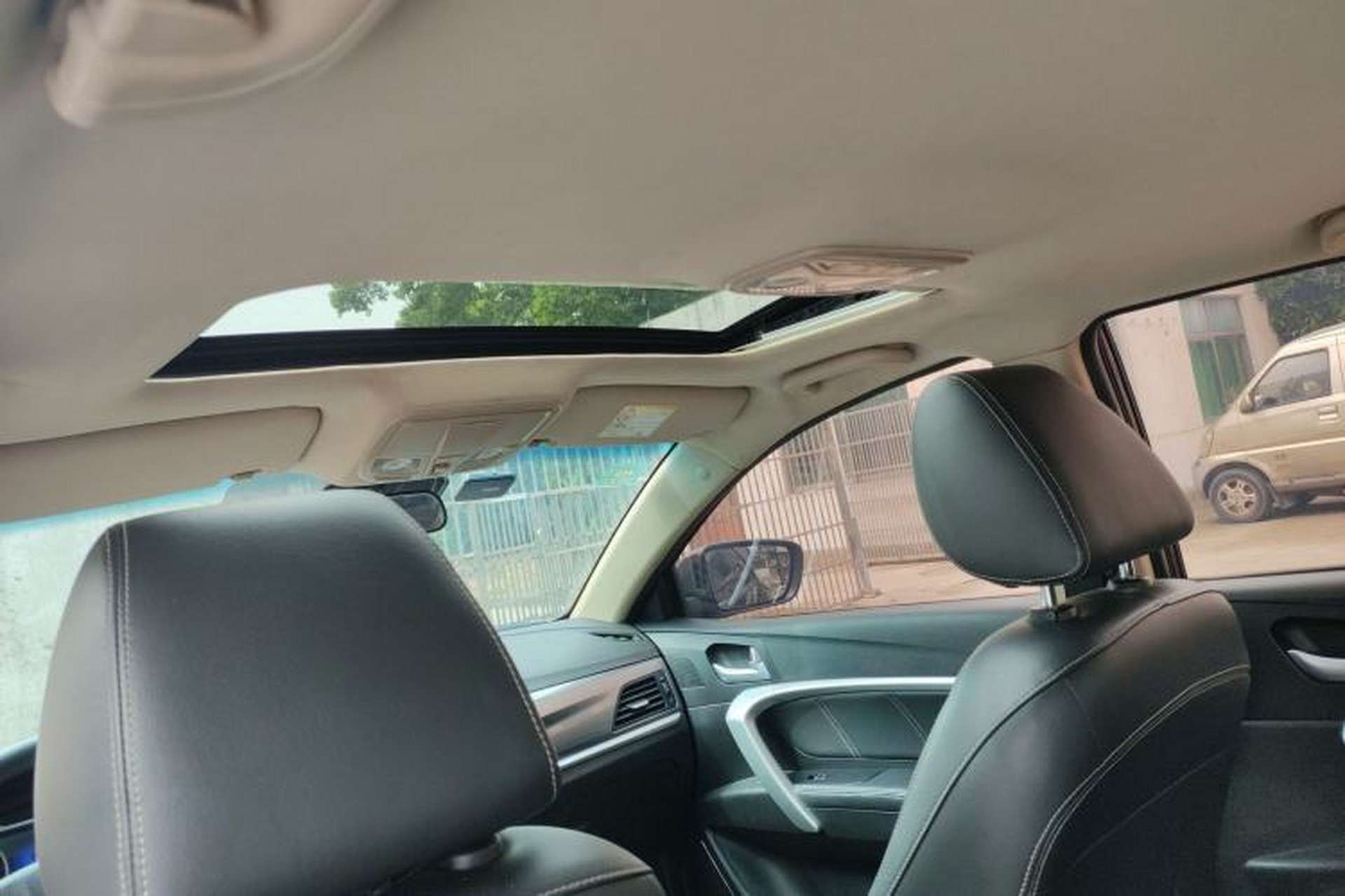Used Geely Auto Emgrand 2017 Sedan Million Edition 1.5L CVT Upward Connectivity Version Headliner