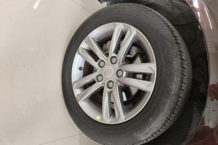 Used Geely Auto Emgrand 2017 Sedan Million Edition 1.5L Manual Upward Connect Version Left Front Wheel Hub