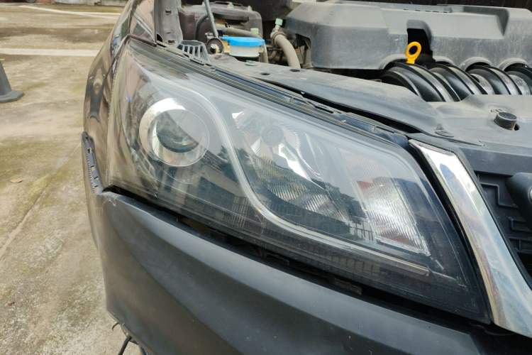 Used Geely Auto Emgrand 2017 Sedan Million Edition 1.5L CVT Upward Connectivity Version Right Front Headlight