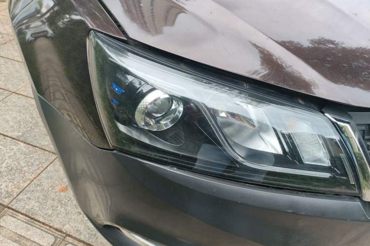 Used Geely Auto Emgrand 2017 Sedan Million Edition 1.5L CVT Upward Version Right Front Headlight