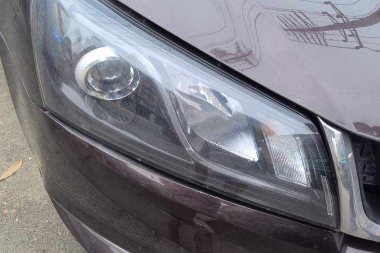Used Geely Auto Emgrand 2017 Sedan Million Edition 1.5L CVT Upward Connectivity Version Right Front Headlight