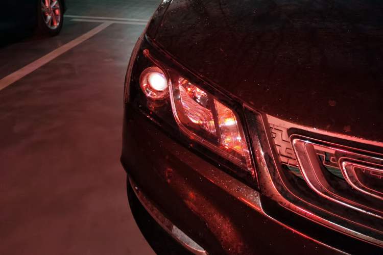 Used Geely Auto Emgrand 2017 Sedan Million Edition 1.5L Manual - Upward Version Right Front Headlight