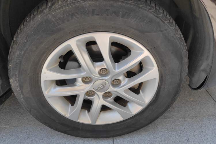 Used Geely Auto Emgrand 2017 Sedan Million Edition 1.5L CVT Luxury Model Right Front Wheel Hub