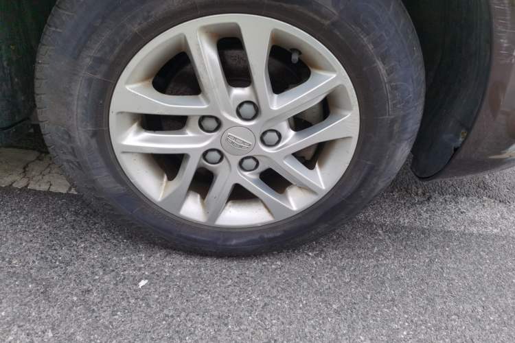 Used Geely Auto Emgrand 2017 Sedan Million Edition 1.5L Manual Luxury Model Right Front Wheel Hub
