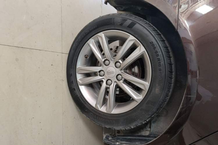 Used Geely Auto Emgrand 2017 Sedan Million Edition 1.5L Manual Upward Connect Version Right Rear Wheel Hub