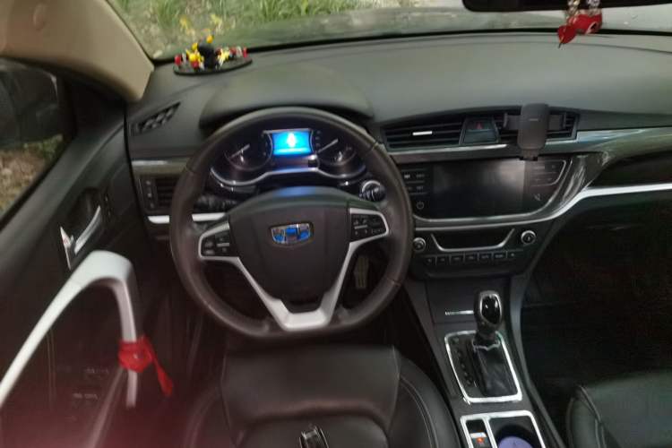 Used Geely Auto Emgrand 2017 Sedan Million Edition 1.5L CVT Upward Version Steering Wheel