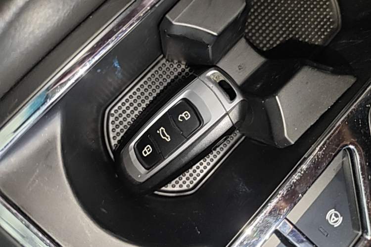 Used Geely Auto Emgrand 2017 Sedan Million Edition 1.5L CVT Upward Version Vehicle Key
