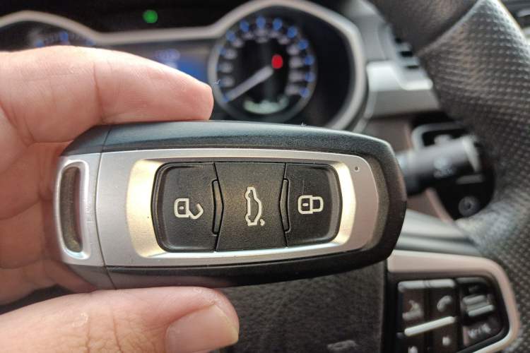 Used Geely Auto Emgrand 2017 Sedan Million Edition 1.5L CVT Upward Connectivity Version Vehicle Key