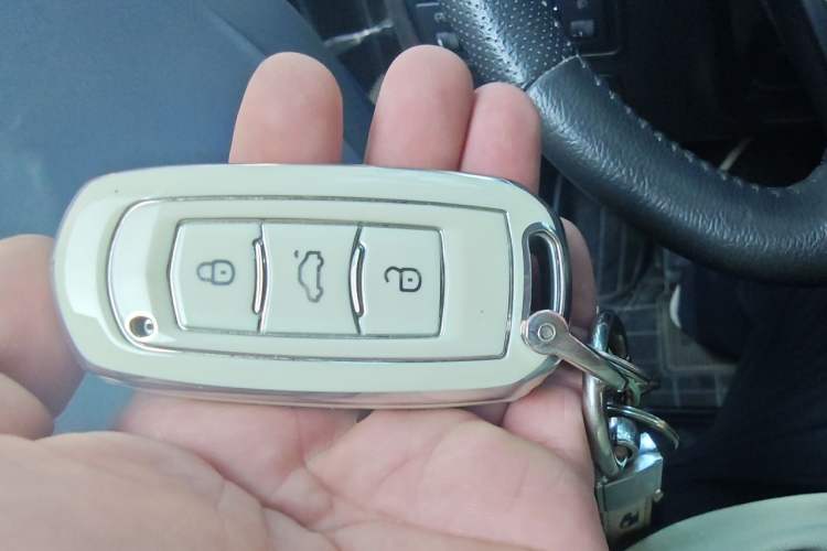 Used Geely Auto Emgrand 2017 Sedan Million Edition 1.5L CVT Upward Version Vehicle Key