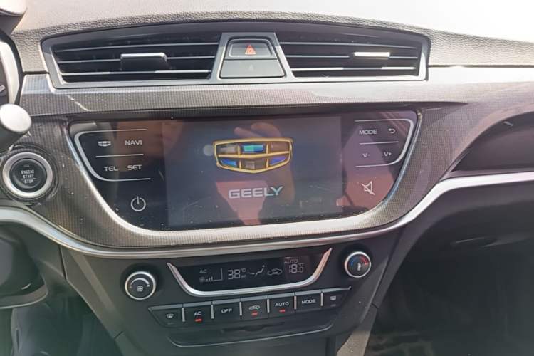 Used Geely Auto Emgrand 2017 Sedan Million Edition 1.5L CVT Upward Version Audio And AC Panel