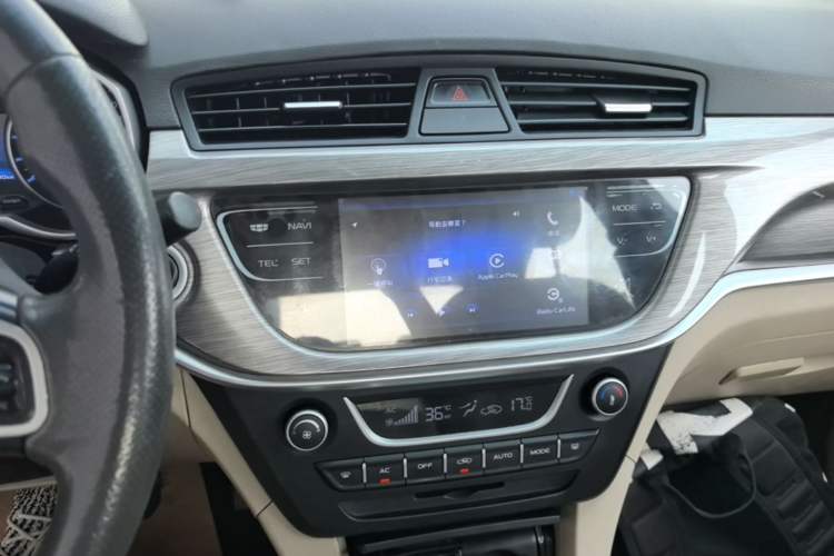 Used Geely Auto Emgrand 2017 Sedan Million Edition 1.5L CVT Luxury Model Audio And AC Panel
