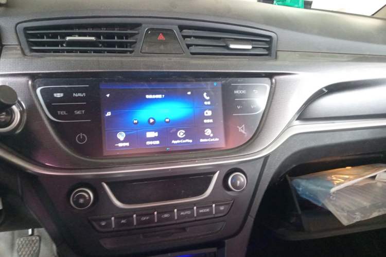 Used Geely Auto Emgrand 2017 Sedan Million Edition 1.5L Manual - Upward Version Audio And AC Panel