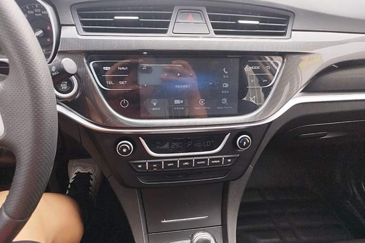 Used Geely Auto Emgrand 2017 Sedan Million Edition 1.5L Manual - Upward Version Audio And AC Panel