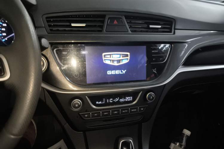 Used Geely Auto Emgrand 2017 Sedan Million Edition 1.5L CVT Upward Version Audio And AC Panel