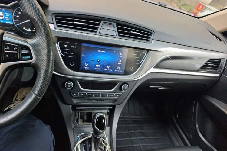 Used Geely Auto Emgrand 2017 Sedan Million Edition 1.5L CVT Upward Version Audio And AC Panel
