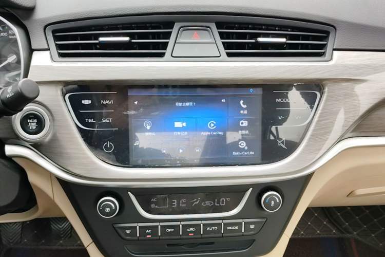 Used Geely Auto Emgrand 2017 Sedan Million Edition 1.5L Manual Luxury Model Audio And AC Panel