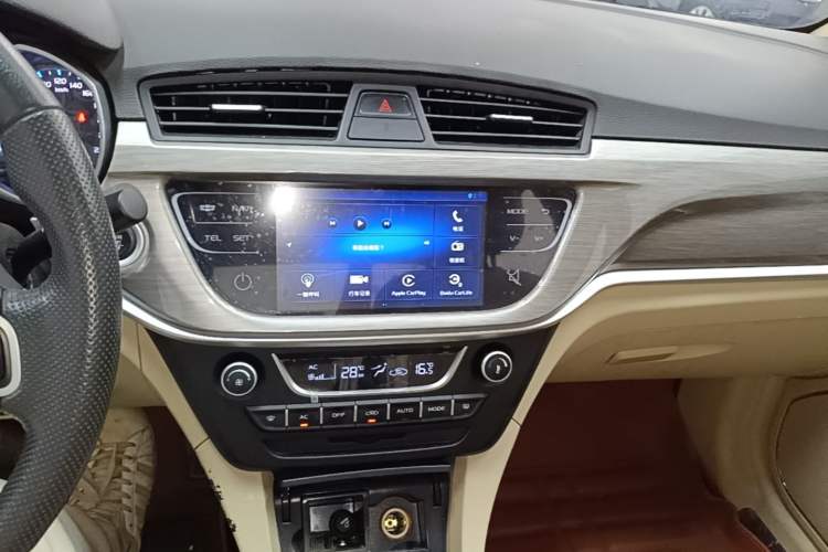 Used Geely Auto Emgrand 2017 Sedan Million Edition 1.5L Manual Luxury Model Audio And AC Panel