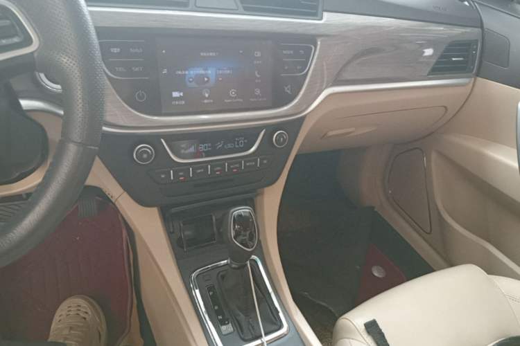 Used Geely Auto Emgrand 2017 Sedan Million Edition 1.5L CVT Luxury Model Audio And AC Panel