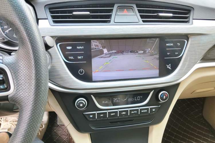 Used Geely Auto Emgrand 2017 Sedan Million Edition 1.5L Manual Luxury Model Audio And AC Panel