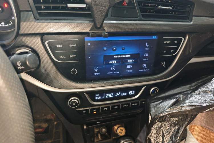 Used Geely Auto Emgrand 2017 Sedan Million Edition 1.5L CVT Upward Version Audio And AC Panel