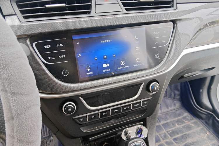 Used Geely Auto Emgrand 2017 Sedan Million Edition 1.5L CVT Upward Version Audio And AC Panel
