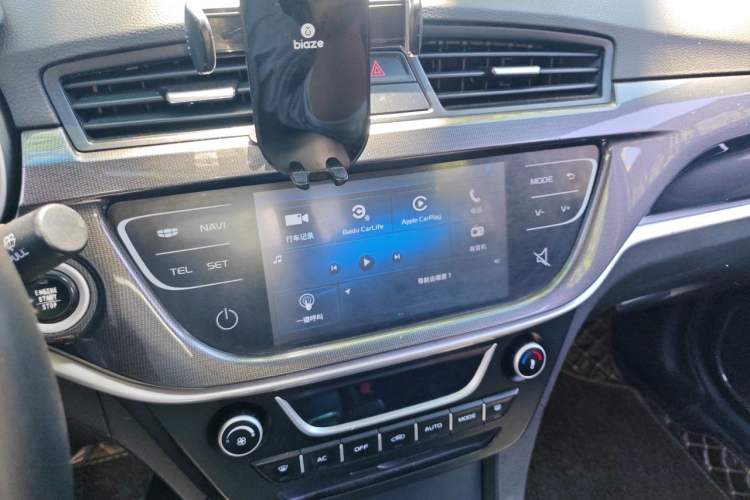 Used Geely Auto Emgrand 2017 Sedan Million Edition 1.5L CVT Upward Version Audio And AC Panel