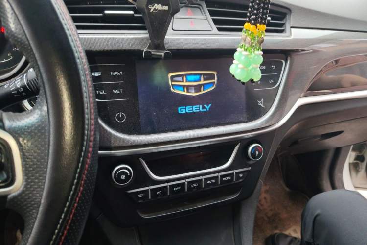 Used Geely Auto Emgrand 2017 Sedan Million Edition 1.5L Manual - Upward Version Audio And AC Panel