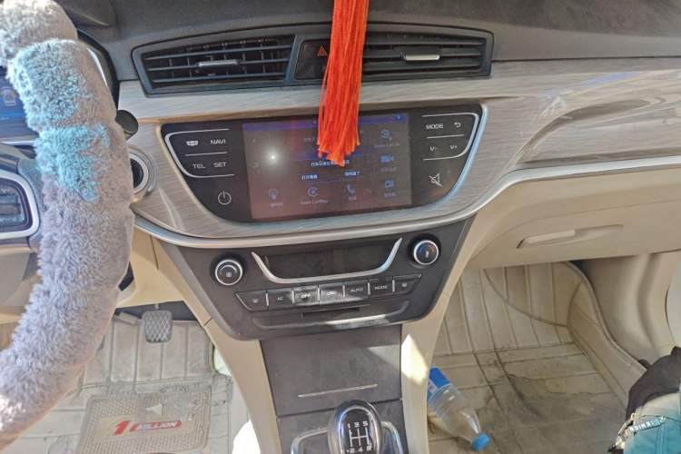 Used Geely Auto Emgrand 2017 Sedan Million Edition 1.5L Manual Luxury Model Audio And AC Panel