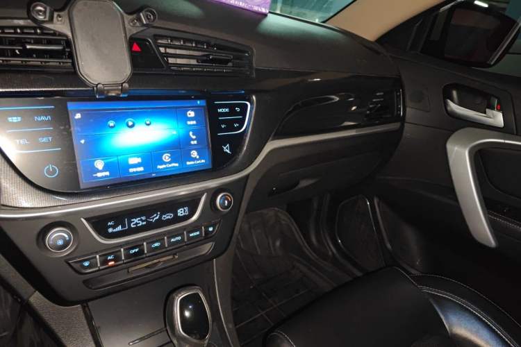 Used Geely Auto Emgrand 2017 Sedan Million Edition 1.5L CVT Upward Version Audio And AC Panel