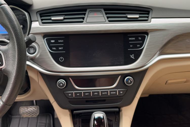 Used Geely Auto Emgrand 2017 Sedan Million Edition 1.5L CVT Luxury Model Audio And AC Panel