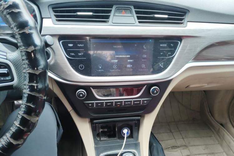 Used Geely Auto Emgrand 2017 Sedan Million Edition 1.5L Manual Luxury Model Audio And AC Panel