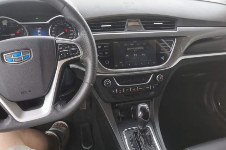 Used Geely Auto Emgrand 2017 Sedan Million Edition 1.5L CVT Upward Version Audio And AC Panel