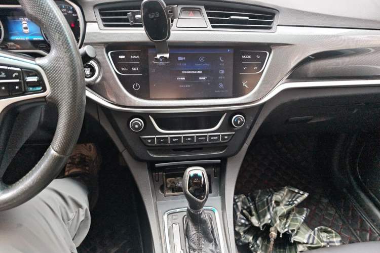 Used Geely Auto Emgrand 2017 Sedan Million Edition 1.5L CVT Luxury Model Audio And AC Panel