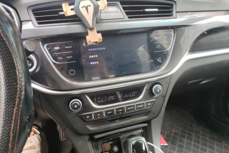 Used Geely Auto Emgrand 2017 Sedan Million Edition 1.5L CVT Upward Version Audio And AC Panel