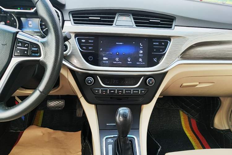 Used Geely Auto Emgrand 2017 Sedan Million Edition 1.5L CVT Luxury Model Audio And AC Panel