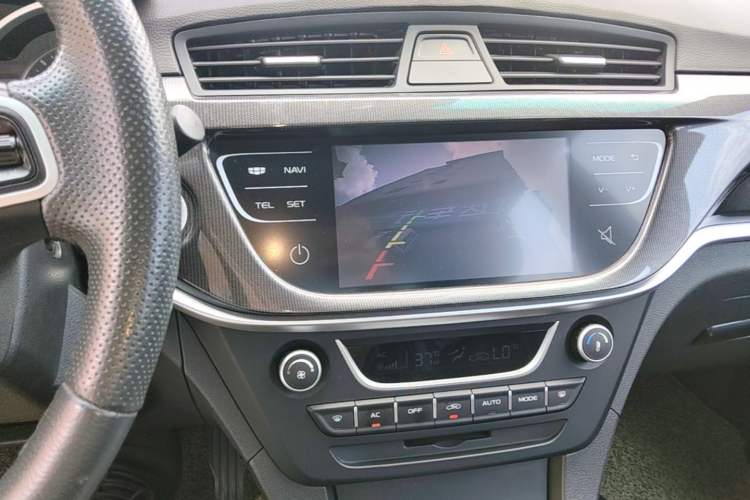 Used Geely Auto Emgrand 2017 Sedan Million Edition 1.5L CVT Upward Version Audio And AC Panel