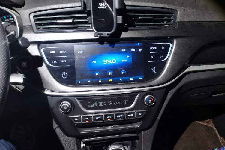 Used Geely Auto Emgrand 2017 Sedan Million Edition 1.5L CVT Upward Version Audio And AC Panel