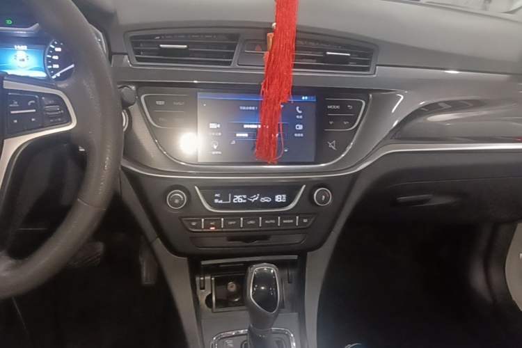 Used Geely Auto Emgrand 2017 Sedan Million Edition 1.5L CVT Upward Version Audio And AC Panel
