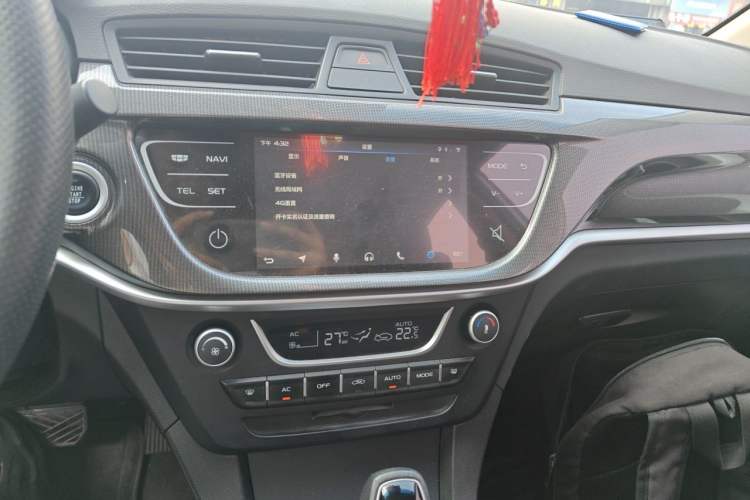Used Geely Auto Emgrand 2017 Sedan Million Edition 1.5L CVT Upward Version Audio And AC Panel