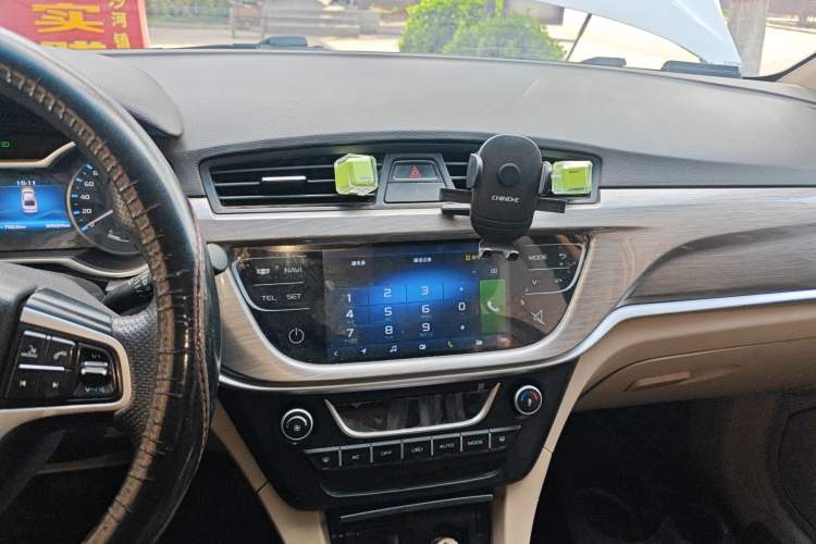 Used Geely Auto Emgrand 2017 Sedan Million Edition 1.5L Manual Luxury Model Audio And AC Panel