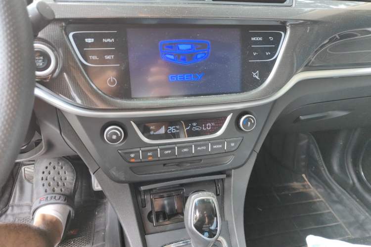 Used Geely Auto Emgrand 2017 Sedan Million Edition 1.5L CVT Upward Version Audio And AC Panel