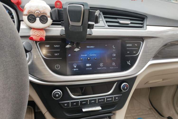 Used Geely Auto Emgrand 2017 Sedan Million Edition 1.5L Manual Luxury Model Audio And AC Panel