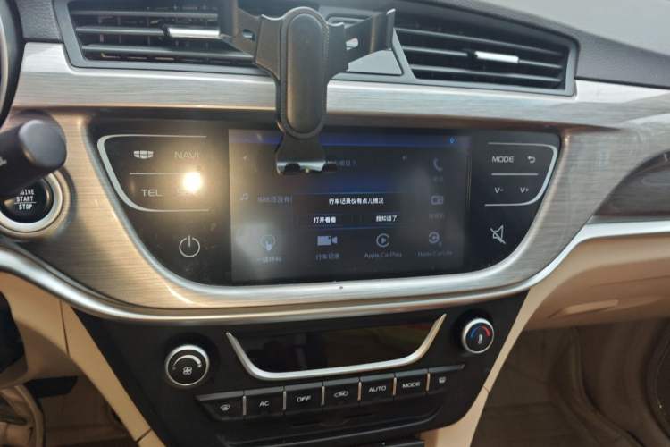 Used Geely Auto Emgrand 2017 Sedan Million Edition 1.5L CVT Luxury Model Audio And AC Panel