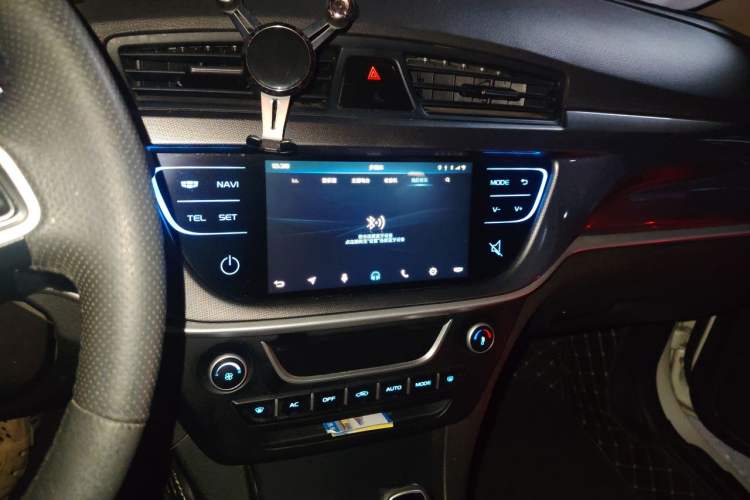 Used Geely Auto Emgrand 2017 Sedan Million Edition 1.5L CVT Upward Version Audio And AC Panel