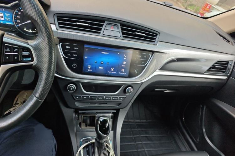 Used Geely Auto Emgrand 2017 Sedan Million Edition 1.5L CVT Upward Version Audio And AC Panel