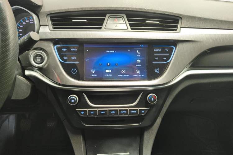 Used Geely Auto Emgrand 2017 Sedan Million Edition 1.5L Manual Upward Connect Version Audio And AC Panel