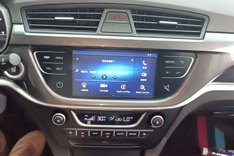 Used Geely Auto Emgrand 2017 Sedan Million Edition 1.5L Manual - Upward Version Audio And AC Panel
